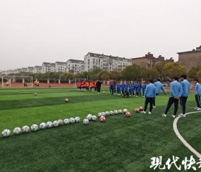 亿万28-苏超扬州队走进校园与小球员展开“绿茵交流”